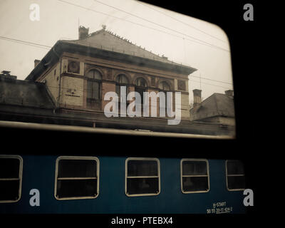 Bahnhof im ländlichen Teil von Ungarn, im Stadtteil Hauptstadt von Kaposvar auf einem eher regnerisch und trübe Tag Stockfoto