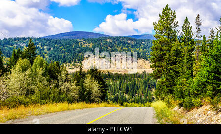 Blick auf den Coquihalla Highway, Highway 5, geschnitzte durch die Coast Mountains ab dem Brookmere Siedlung in British Columbia, Kanada gesehen Stockfoto