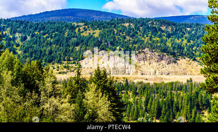 Blick auf den Coquihalla Highway, Highway 5, geschnitzte durch die Coast Mountains ab dem Brookmere Siedlung in British Columbia, Kanada gesehen Stockfoto