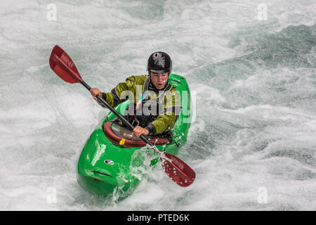 Kayaker verhandeln Stromschnellen auf Beauty Creek im Jasper National Park, Kanada. Stockfoto