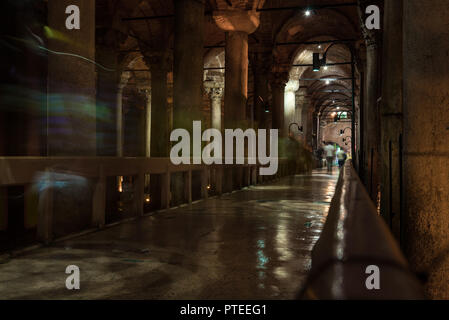 Innenraum der Basilika Zisternen mit Kunstwerken auf der Anzeige unter den Marmorsäulen, Istanbul, Türkei Stockfoto