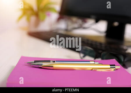 Bild von Notizbuch, Stift, Brille, Tastatur und Rechner. Auf hölzernen Hintergrund isoliert. Stockfoto