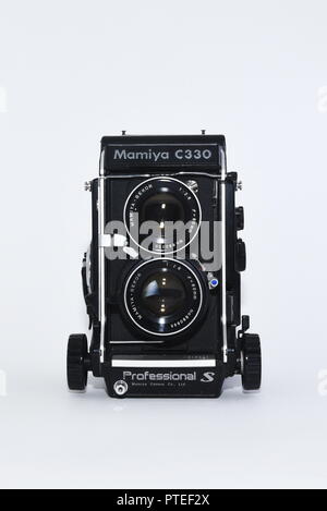 Mamiya C330 Professional film Reflex Camera hergestellt in den 80er Jahren. Nahaufnahme von Professionellen S Version geradeaus gegen Weiße Stockfoto