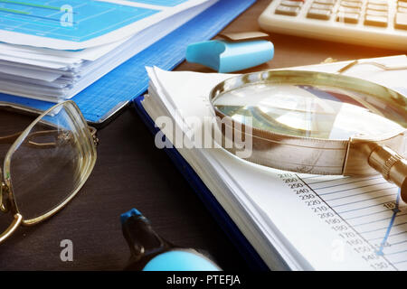 Finanzielle Analyse und Prüfung. Lupe und Bericht. Stockfoto