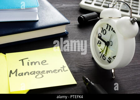 Zeit-management auf ein Memo und Wecker geschrieben. Stockfoto