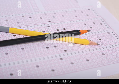 Bild von zwei Bleistift und OME-Blatt. Auf hölzernen Hintergrund isoliert. Stockfoto