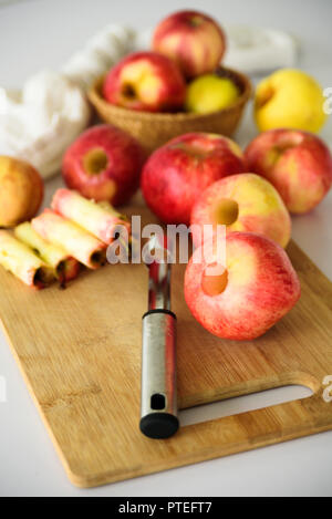 Frische Äpfel ohne Kern. Mit corer Werkzeug ausgebaut. Zutat für Marmelade oder Torte. Ernte Stockfoto