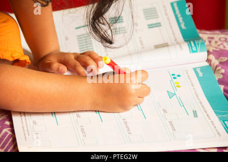 In der Nähe von kleines Mädchen, ihre Studien, Pune, Indien Stockfoto