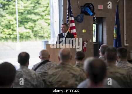 Vermont Governor Phil Scott Adressen Besucher am neuen Fahrzeug Wartung shop Farbband der Vermont National Guard Cutting,Hyde Park, Vt, 12. Juli 2017. Dieses neue Gebäude ist eine Führung in der Energie und Umwelt Design Silver-zertifizierte Gebäude, das mit modernster Energie Management System und umfasst hocheffiziente Motoren und Systeme. Stockfoto