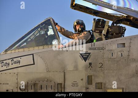 Oberstleutnant Ben Rudolphi, 407 Expeditionary Operation Support Squadron Commander, bereitet die Fahrt mit dem Taxi zum flightline in einem A-10 Thunderbolt II Juli 11, 2017, in Incirlik in der Türkei. Rudolphi hat eine doppelte Funktion in Betrieb zugehörig zu lösen, da der Kommandant der 407. EOSS in Südwestasien und direkt im Kampf gegen ISIS DURCHFÜHRUNG EINER-10 flying Missionen mit dem 447Th Air Expeditionary Gruppe. Die A-10 unterstützt Bodentruppen mit Rapid Beschäftigung schließen Luft und wenden Sie sich an den Support. Es nutzt eine Vielzahl von Bomben, Raketen und eine 30mm GAU-8 7-barrel Gatling Gun. Stockfoto