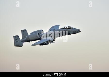 Oberstleutnant Ben Rudolphi, 407 Expeditionary Operation Support Squadron Commander, takesoff in einem A-10 Thunderbolt II Juli 11, 2017, in Incirlik in der Türkei. Rudolphi hat eine doppelte Funktion in Betrieb zugehörig zu lösen, da der Kommandant der 407. EOSS in Südwestasien und direkt im Kampf gegen ISIS DURCHFÜHRUNG EINER-10 flying Missionen mit dem 447Th Air Expeditionary Gruppe. Die A-10 unterstützt Bodentruppen mit Rapid Beschäftigung schließen Luft und wenden Sie sich an den Support. Es nutzt eine Vielzahl von Bomben, Raketen und eine 30mm GAU-8 7-barrel Gatling Gun. Stockfoto