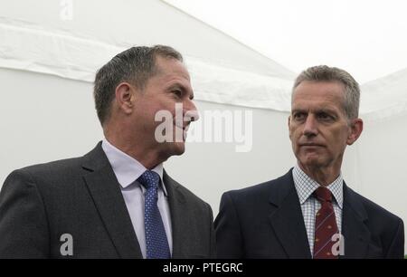 FAIRFORD, Großbritannien - US Air Force General David L. Goldfein (links), Stabschef der US Air Force, Air Chief Marshal Sir Stephen Hillier (rechts), Leiter der Luft Personal, sprechen mit Royal Air Force Medien während der 2017 Royal International Air Tattoo (RIAT) an RAF Fairford, Vereinigtes Königreich, am 15. Juli 2017. In diesem Jahr feiert 70-jähriges Jubiläum der US-Air Force, die während RIAT durch seine Abstammung und Fortschritte in militärischen Flugzeugen hervorgehoben wurde. Stockfoto