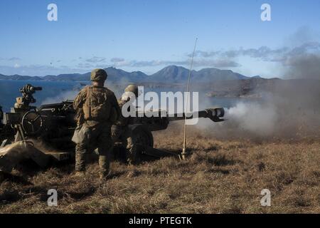 Marines mit Golf Batterie Bataillon Landung Team, 3rd Battalion, 5th Marines, Feuer ein M777A2 155mm Howitzer als Teil der direkten - fire Training während der Übung Talisman Sabre 17 auf Townshend Insel, Shoalwater Bay, Queensland, Australien, 17. Juli 2017. BLT 3/5 ist der Bodenkampf Element für die 31 Marine Expeditionary Unit, und erkundet State-of-the-Art Konzepte und Technologien wie die engagierte Kraft für Sea Dragon2025, eine Marine Corps Initiative für die zukünftigen Kämpfe vorzubereiten. Talisman Säbel ist eine alle zwei Jahre stattfindende Übung, die die Interoperabilität zwischen dem Australischen zu verbessern. Stockfoto