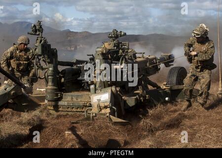 Marines mit Golf Batterie Bataillon Landung Team, 3rd Battalion, 5th Marines, Feuer ein M777A2 155mm Howitzer als Teil der direkten - fire Training während der Übung Talisman Sabre 17 auf Townshend Insel, Shoalwater Bay, Queensland, Australien, 17. Juli 2017. BLT 3/5 ist der Bodenkampf Element für die 31 Marine Expeditionary Unit, und erkundet State-of-the-Art Konzepte und Technologien wie die engagierte Kraft für Sea Dragon2025, eine Marine Corps Initiative für die zukünftigen Kämpfe vorzubereiten. Talisman Säbel ist eine alle zwei Jahre stattfindende Übung, die die Interoperabilität zwischen dem Australischen zu verbessern. Stockfoto