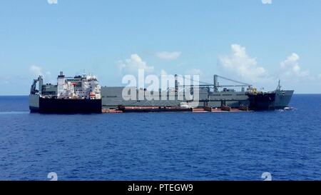 SAIPAN, Nord Marianen (11. Juli 2017) USNS RED CLOUD (T-AKR 313) und USNS MONTFORD PUNKT ESD (1) Durchführung von "Haut-zu-Haut" (S2S) Operationen in den Gewässern vor der Küste von Saipan, Nord Marianen, Juli 11. Die beiden Schiffe verbunden, während MONFORD PUNKT als schwimmende Anlegestelle für eine simulierte offload Betrieb gehandelt. Das Ereignis angezeigt, die Fähigkeit der beiden großen Schiff auf See zu übertragen. Stockfoto