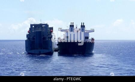 SAIPAN, Nord Marianen (11. Juli 2017) USNS RED CLOUD (T-AKR 313) und USNS MONTFORD PUNKT ESD (1) Durchführung von "Haut-zu-Haut" (S2S) Operationen in den Gewässern vor der Küste von Saipan, Nord Marianen, Juli 11. Die beiden Schiffe verbunden, während MONFORD PUNKT als schwimmende Anlegestelle für eine simulierte offload Betrieb gehandelt. Das Ereignis angezeigt, die Fähigkeit der beiden großen Schiff auf See zu übertragen. Stockfoto