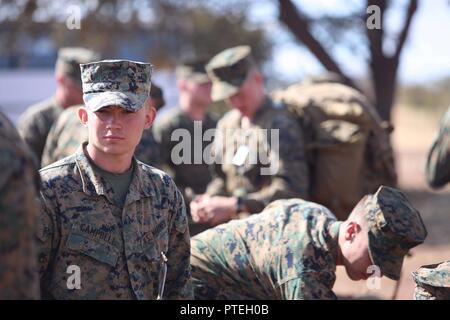 LCpl. Joseph S. Campbell, ein rifleman 3 Bataillon zugeordnet, 25 Marines, steht durch einen drei Kilometer Klimaanlage Wanderung als Teil der Gemeinsamen Accord 17 (SA17) in der Südafrikanischen Armee Combat Training Center, Lohatla, Südafrika, 16. Juli 2017 zu beginnen. SA 17 ist eine Gemeinsame bi- Bereich Training mit unseren südafrikanischen Partnern auf Friedenserhaltende Operationen, Fähigkeiten und Kapazitäten der Afrikanischen Union und der Vereinten Nationen zu führen Teilnehmer Übung beauftragt von friedenserhaltenden Maßnahmen konzentriert. Stockfoto