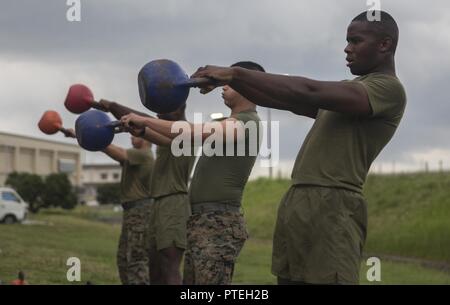 Us-Marines mit Marine Flugzeuge Gruppe 12 swing Wasserkocher Glocken während einer körperlichen Fitness Training von Kraft fitness Ausbilder an der Marine Corps Air Station Iwakuni, Japan, 18. Juli 2017 führte. Die Marines wurden von ihrem kommandierenden Offizier und Sergeant Major beigetreten sind, sowie US Marine Corps Brig. Gen. Thomas Weidley, Kommandierender General der 1. Marine Flugzeugflügel. Weidley wurde es für die neuen Marine Corps körperliche Fitness Programm, das hat sich seit seiner Einführung Anfang 2017 gewachsen. Stockfoto