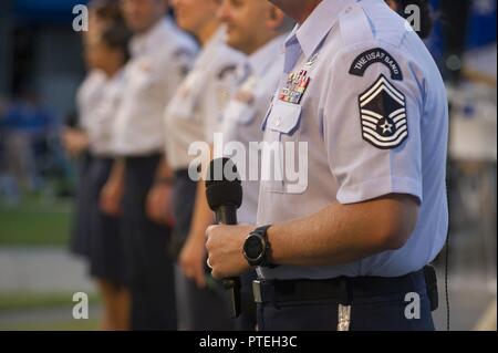 Sänger von der United States Air Force Band bei der Air Force Memorial, in Arlington, Virginia, 7. Juli 2017 als Teil des Erbes auf Horizonte Konzertreihe. Us Air Force Stellvertretender Stabschef Generator Stephen W. Wilson die Veranstaltung, die war das dritte Konzert der Reihe gehostet werden. Das Erbe auf Horizonte Konzerte sind ein wiederkehrendes öffentlichen Festveranstaltung, die Air Force Memorial nimmt und diejenigen, die die Air Force support ehren. Das Thema des dritten Konzert war Flieger, die brach Barrieren. Stockfoto