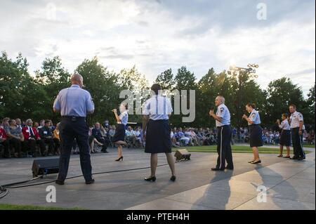 Sänger von der United States Air Force Band bei der Air Force Memorial, in Arlington, Virginia, 7. Juli 2017 als Teil des Erbes auf Horizonte Konzertreihe. Us Air Force Stellvertretender Stabschef Generator Stephen W. Wilson die Veranstaltung, die war das dritte Konzert der Reihe gehostet werden. Das Erbe auf Horizonte Konzerte sind ein wiederkehrendes öffentlichen Festveranstaltung, die Air Force Memorial nimmt und diejenigen, die die Air Force support ehren. Das Thema des dritten Konzert war Flieger, die brach Barrieren. Stockfoto