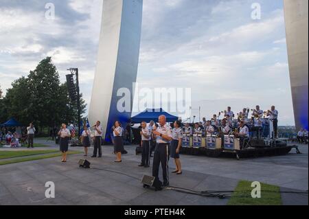 Sänger von der United States Air Force Band bei der Air Force Memorial, in Arlington, Virginia, 7. Juli 2017 als Teil des Erbes auf Horizonte Konzertreihe. Us Air Force Stellvertretender Stabschef Generator Stephen W. Wilson die Veranstaltung, die war das dritte Konzert der Reihe gehostet werden. Das Erbe auf Horizonte Konzerte sind ein wiederkehrendes öffentlichen Festveranstaltung, die Air Force Memorial nimmt und diejenigen, die die Air Force support ehren. Das Thema des dritten Konzert war Flieger, die brach Barrieren. Stockfoto