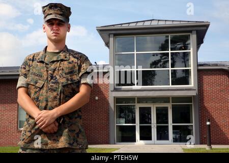 Lance Cpl. Nicholas Lacava III steht vor, das Hauptquartier seiner Einheit bei Marine Corps Air Station Cherry Point, N.C., 11. Juli 2017. Lacava hat durch seine Unteroffiziere für die persönliche und berufliche Kompetenz hervorgehoben worden. Ursprünglich Lacava war ein Unmanned Aircraft Systems Fahrer, sondern an eine Ausbildung Sekretärin transitioned Marines in seiner Einheit Aufenthalt auf ihre Qualifikationen zu helfen. Lacava ist Marine Unmanned Aerial Vehicle Squadron 2, Marine Flugzeuge Gruppe 14, 2. Marine Flugzeugflügel zugeordnet. Stockfoto