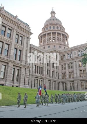 AUSTIN, Texas - der 36th Infantry Division über die Congress Avenue Bridge auf dem Texas State Capitol in Austin marschierten am 16. Juli. Die Division marschierten zum Gedenken an den 100. Jahrestag der Einheit [Juli 18] und einen Kranz am 36th Infantry Division Denkmal auf der Westseite des Capitol Building zu legen diejenigen, die in der Division gedient haben und diejenigen, die ihr Leben für die Unterstützung und Verteidigung der Vereinigten Staaten gab und der Zustand von Texas zu ehren. Stockfoto