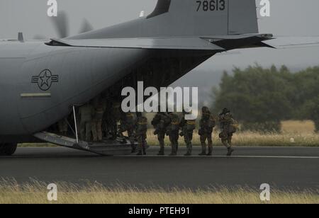 Fallschirmjäger aus mehreren NATO-Staaten an Bord eines US Air Force C-130J Super Hercules bei internationalen Springen Woche über Bitburg, Deutschland, 11. Juli 2017. Rund 500 Mitglieder aus mehr als 13 Partner Nationen in diesem Jahr an der Ausbildung teilgenommen haben. Stockfoto