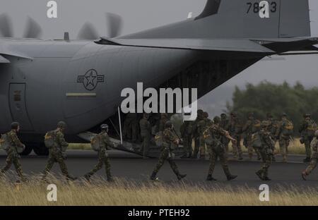 Fallschirmjäger aus mehreren NATO-Staaten an Bord eines US Air Force C-130J Super Hercules bei internationalen Springen Woche über Bitburg, Deutschland, 11. Juli 2017. Rund 500 Mitglieder aus mehr als 13 Partner Nationen in diesem Jahr an der Ausbildung teilgenommen haben. Stockfoto