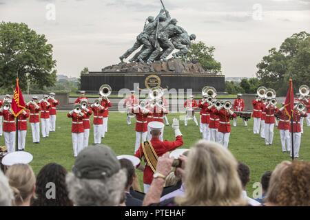 Die US-Marine Drum and Bugle Corps führt bei einem Sonnenuntergang Parade im Marine Corps War Memorial, Arlington, Virginia, 11. Juli 2017. Sonnenuntergang Paraden sind als Mittel zur Einhaltung der hohen Beamten statt, verehrte Bürger und Förderer des Marine Corps. Stockfoto