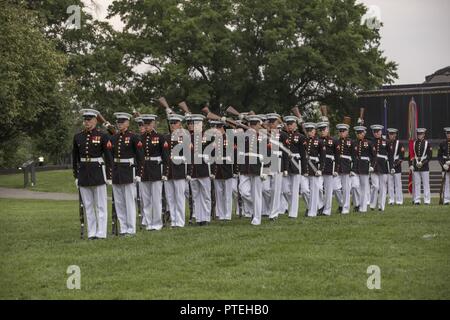 Das Marine Corps leise Bohren Platoon führt bei einem Sonnenuntergang Parade im Marine Corps War Memorial, Arlington, Virginia, 11. Juli 2017. Sonnenuntergang Paraden sind als Mittel zur Einhaltung der hohen Beamten statt, verehrte Bürger und Förderer des Marine Corps. Stockfoto