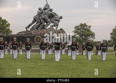 Das Marine Corps leise Bohren Platoon führt bei einem Sonnenuntergang Parade im Marine Corps War Memorial, Arlington, Virginia, 11. Juli 2017. Sonnenuntergang Paraden sind als Mittel zur Einhaltung der hohen Beamten statt, verehrte Bürger und Förderer des Marine Corps. Stockfoto