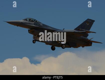 Eine F-16 Fighting Falcon in die 309th Fighter Squadron zugeordnet bereitet bei Luke Air Force Base, Ariz., 17. Juli 2017 zu landen. F-35 Grundkurs Kursteilnehmer nahmen an einer defensiven counter Air Attack Betrieb übung gegen acht F-16 Fighting Falcons als Teil einer Zwei und eine halbe Woche capstone Phase der Prüfung der Gesamtheit ihrer Ausbildung und Fähigkeiten vor ihrem Abschluss im August 2017. Stockfoto