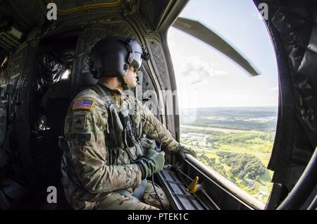 Us-Armee Sgt. Andrew Norton, ein CH-47 Chinook Crew Chief mit dem 2-135Aviation Battalion von der Nebraska Army National Guard, blickt auf das Fort McCoy Barrens State Natural Area Jan. 16, 2017. Soldaten aus dem 2-135Aviation Battalion der Nebraska Army National Guard Verhalten überleben, Steuerhinterziehung, Widerstand und Flucht (SERE) Ausbildung. Piloten und Bodenpersonal wird 24 Stunden in einem strengen Umwelt Erfassung entziehen, bis sie von ihren Kollegen wiederhergestellt werden können. Stockfoto