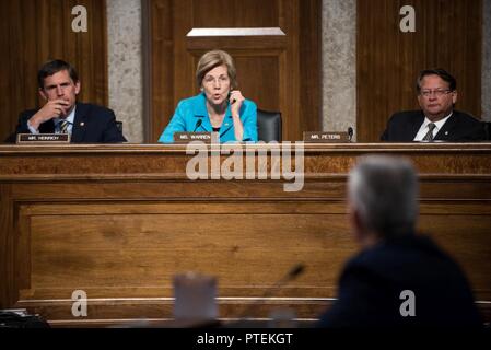 Sen Elizabeth Warren fragen US Air Force General Paul J. Selva, der stellvertretende Vorsitzende des Generalstabs, während der Senat Armed Services Committee Anhörung auf dem Capitol Hill in Washington, 18. Juli 2017. Die Anhörung wurde hielt Gen. Wolkenstein die Wiederbestellung der Grad des allgemeinen zu betrachten und als Stellvertretender Vorsitzender. Stockfoto