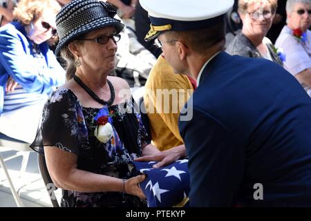 Adm. Charles D. Michel, stellvertretender Kommandant der Küstenwache, präsentiert eine gefaltete Amerikanische Flagge zu einem Familienmitglied der späten Master Chief Petty Officer der Küstenwache, Phillip F. Smith, während einer Zeremonie in seiner Ehre an der Tahoma National Cemetery, 18. Juli 2017 statt. Smith war der zweite Master Chief Petty Officer der Küstenwache, der seinen Posten am 1. August 1973 und in den Ruhestand im Jahr 1977. Us-Küstenwache Stockfoto