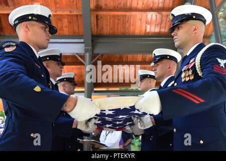 Coast Guard Mitglieder Falten eine amerikanische Flagge während einer Trauerfeier für den späten Master Chief Petty Officer der Küstenwache, Phillip F. Smith, in der Tahoma National Cemetery, 18. Juli 2017. Smith's Service Medaillen und Auszeichnungen gehören die Küstenwache gute Führung Medaille mit Silver Star, die National Defense Service Medal mit Bronze Star und die Vereinten Nationen Service Medal und die Koreanische Service Medal. Us-Küstenwache Stockfoto