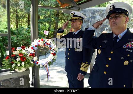 Adm. Charles D. Michel, stellvertretender Kommandant der Coast Guard (links) und der Master Chief Petty Officer der Küstenwache, Steven W. Cantrell (rechts), Salute während einer Trauerfeier in der Tahoma National Cemetery, Juli 18, 2017, gehalten für den späten Master Chief Petty Officer der Küstenwache, Phillip F. Smith. Smith trug in der Küstenwache am Sept. 20, 1949, bei vielen Einheiten im gesamten Land zu dienen. Us-Küstenwache Stockfoto