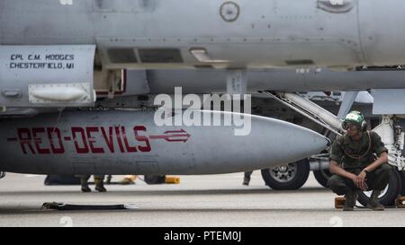 Us Marine Corps Lance Cpl. Xavier Diaz, ein flugwerke Mechaniker mit Marine Fighter Attack Squadron (Vmfa) 232, wartet vor dem Auffüllen des Reservoirs einer F/A-18C Hornet an Japan Air Verteidigung-kraft (Jasdf) Hyakuri Air Base, Japan, 12. Juli 2017. VMFA-232 hat, Durchführung von Übungen mit dem Jasdf als Teil der Aviation Training Relocation, die Einsatzbereitschaft und die Interoperabilität zwischen US-amerikanischen und japanischen Streitkräfte zu erhöhen. Das geschwader Pläne zur Verbesserung der Kenntnisse in unterschiedlichen Basic fighter Abschnitt engagiert Manöver, Active Air Verteidigung und Luft interdictio Stockfoto