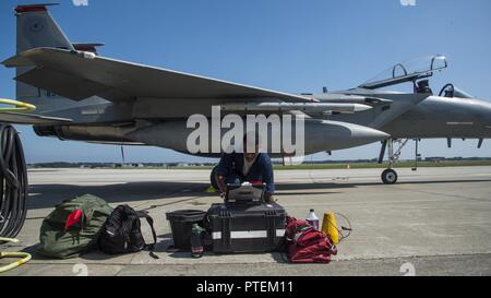 Us Air Force Senior Airman Devin Ross, ein 18 Aircraft Maintenance Squadron Crew Chief, führt Preflight Verfahren vor einer F-15C Eagle Flug bei Misawa Air Base, Japan, 13. Juni 2017. Aufgrund seiner strategischen Lage im Norden Japans, Misawa AB ist ein Knotenpunkt für Blindbewerbungen für Flugzeugzellen und Einheiten, bereitgestellt über die Indo-Asia-Pazifik-Region. Es ist während des Trainings wie diesen wichtig, die Fähigkeiten der Piloten und Betreuer, die neben den Flugzeugen arbeiten zu testen. Ross ist die Kadena Air Base, Japan zugeordnet. Stockfoto