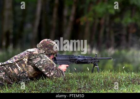 Armee Sgt. Zachary Scuncio, eine militärische Polizeioffizier mit 169Th Military die Rhode-island Army National Guard Polizei Firma, engagiert sich Ziele mit einem M249 Squad Automatic Weapon beim Konkurrieren in der 2017 Army National Guard besten Krieger Wettbewerb im Camp Ripley, Minn., Dienstag, 18. Juli 2017. Der Wettbewerb ist eine geistig und körperlich anspruchsvollen 3-tägige Veranstaltung, dass Soldaten, die Tests auf einer Vielzahl von taktischen und technischen Fähigkeiten der Armee Guard Soldat zu ermitteln und noncommissioned des Jahres. Die Gewinner ziehen in die Abteilung der Armee am besten Krieger Wettbewerb, bat zu konkurrieren Stockfoto