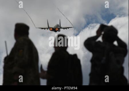 Mykolajiw, Ukraine (14. Juli 2017) Eine ukrainische Su-25 Fighter jet führt bei niedriger Höhe Überführung während der Sea Breeze 2017 air Komponente Demonstration am Kulbakino Air Base in Mikolaiw, Ukraine, 14 Juli. Sea Breeze ist eine in den USA und der Ukraine gemeinsam Multinationale maritime Übung im Schwarzen Meer statt und wurde entwickelt, um die Interoperabilität der beteiligten Nationen zu verbessern und die Sicherheit im Seeverkehr in der Region zu stärken. Stockfoto
