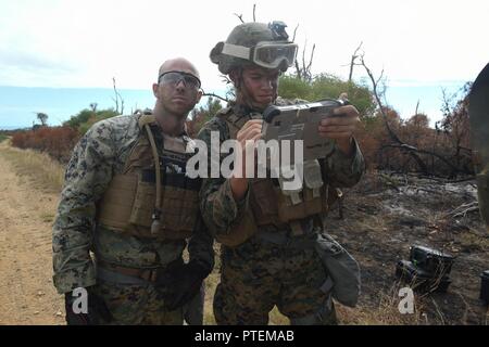 TOWNSHEND Island, Australien (13 Juli 2017) Gunnery Sgt. Mark Miller, aus Reading, Pa., links, bis 31 Marine Expeditionary Unit (MEU) als Lance Cpl beobachtet. Elia Zahnfleisch, von Golden Oak, Minnesota, betreibt eine unbemannte Überwachung drone (UAS) auf die Spur zu gegensätzlichen Kräfte als Teil einer groß angelegten amphibischen Angriff Übungen während der Talisman Sabre 17. Talisman Säbel ist eine Biennale USA - Australien bilaterale Übung gehalten weg von der Küste von Australien gedacht, um die Interoperabilität zu erreichen und den USA - Australien Bündnis stärken. Stockfoto