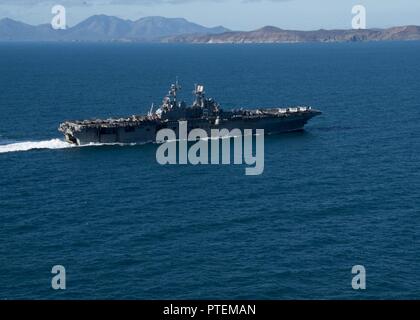 SHOALWATER BAY (15. Juli 2017) Die Amphibious Assault ship USS BONHOMME RICHARD (LHD 6) Dämpfe durch das Wasser als Teil einer groß angelegten amphibischen Angriff während Talisman Sabre 17. Die Landungsboote und Flugzeuge von Bonhomme Richard gestartet aktiviert Bewegung der 31 Marine Expeditionary Unit (MEU) Kräfte und Anlagen an Land, um für die MEU Mission Ziele im Tandem mit Australien Gegenstücke zu vervollständigen. Stockfoto