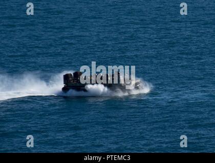 SHOALWATER BAY (15. Juli 2017) eine Landing Craft air cushion (LCAC), zu Naval Beach (NBU) 7, fliegt durch das Wasser zugeordnet, bei der Unterstützung einer groß angelegten amphibischen Angriff während Talisman Sabre 17. Die landungsboote von Bonhomme Richard gestartet aktiviert Bewegung der 31 Marine Expeditionary Unit (MEU) Kräfte und Anlagen an Land, um für die MEU Mission Ziele im Tandem mit Australien Gegenstücke zu vervollständigen. Stockfoto