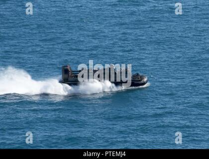 SHOALWATER BAY (15. Juli 2017) eine Landing Craft air cushion (LCAC), zu Naval Beach (NBU) 7, fliegt durch das Wasser zugeordnet, bei der Unterstützung einer groß angelegten amphibischen Angriff während Talisman Sabre 17. Die landungsboote von Bonhomme Richard gestartet aktiviert Bewegung der 31 Marine Expeditionary Unit (MEU) Kräfte und Anlagen an Land, um für die MEU Mission Ziele im Tandem mit Australien Gegenstücke zu vervollständigen. Stockfoto