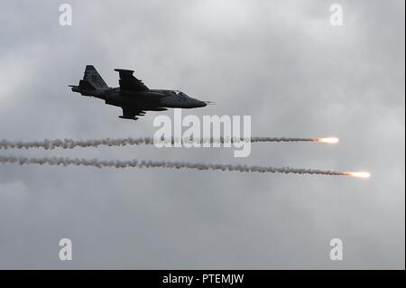 Mykolajiw, Ukraine (14. Juli 2017) Eine ukrainische Su-25 Fighter jet Brände decoy Flares während der Sea Breeze 2017 air Komponente Demonstration am Kulbakino Air Base in Mikolaiw, Ukraine, 14 Juli. Sea Breeze ist eine in den USA und der Ukraine gemeinsam Multinationale maritime Übung im Schwarzen Meer statt und wurde entwickelt, um die Interoperabilität der beteiligten Nationen zu verbessern und die Sicherheit im Seeverkehr in der Region zu stärken. Stockfoto