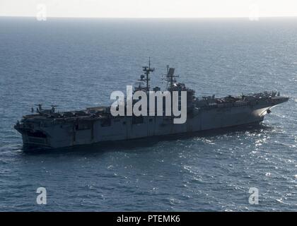 SHOALWATER BAY (15. Juli 2017) Die Amphibious Assault ship USS BONHOMME RICHARD (LHD 6) Dämpfe durch das Wasser als Teil einer groß angelegten amphibischen Angriff während Talisman Sabre 17. Die Landungsboote und Flugzeuge von Bonhomme Richard gestartet aktiviert Bewegung der 31 Marine Expeditionary Unit (MEU) Kräfte und Anlagen an Land, um für die MEU Mission Ziele im Tandem mit Australien Gegenstücke zu vervollständigen. Stockfoto