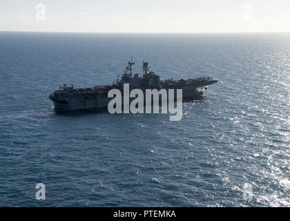 SHOALWATER BAY (15. Juli 2017) Die Amphibious Assault ship USS BONHOMME RICHARD (LHD 6) Dämpfe durch das Wasser als Teil einer groß angelegten amphibischen Angriff während Talisman Sabre 17. Die Landungsboote und Flugzeuge von Bonhomme Richard gestartet aktiviert Bewegung der 31 Marine Expeditionary Unit (MEU) Kräfte und Anlagen an Land, um für die MEU Mission Ziele im Tandem mit Australien Gegenstücke zu vervollständigen. Stockfoto