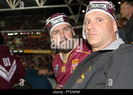 Der Royal Australian Navy Cmdr. Josh Wilson, der das Spiel von Rugby zu U.S. Army Colonel Christopher Wendland, der Kommandant der 17. Field Artillery Brigade erklärt, während die Entscheider über den Ursprung der Serie Rugby Spiel in Brisbane, Queensland, Australien kurz vor dem Start der Talisman Sabre 17, 12. Juli 2017. Laut Wilson, Lernen über die Parallelen zwischen uns wird dazu beitragen, unsere Beziehungen zu bauen. Talisman Säbel ist eine realistische und anspruchsvolle Übung, bringt service Mitglieder näher und verbessert sowohl die Nationen' Fähigkeit, auf bilateraler und multilateraler Ebene zu arbeiten, und bereitet sie zu b Stockfoto